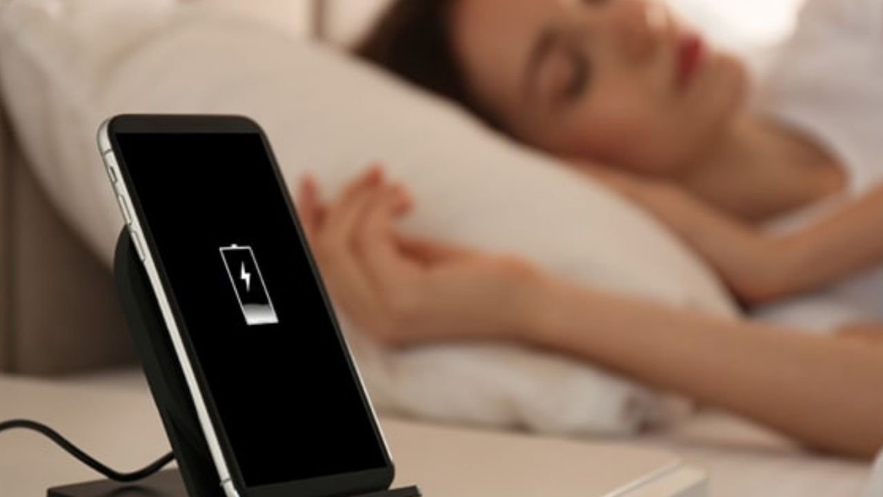 Is het veilig om je telefoon 's nachts op te laden
